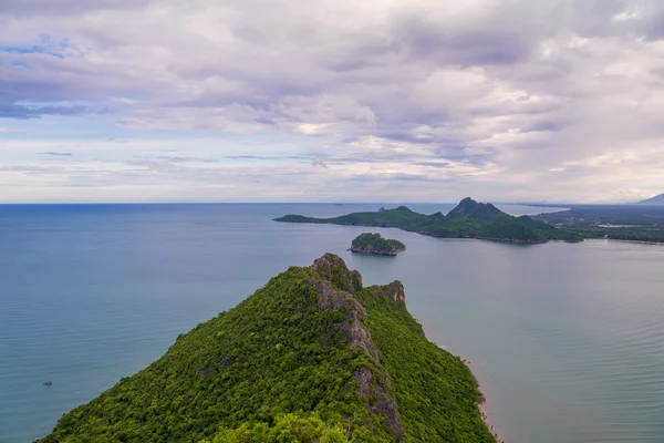 Tropiskt landskap över havet vid Khao Lom Muak på thailand — Stockfoto