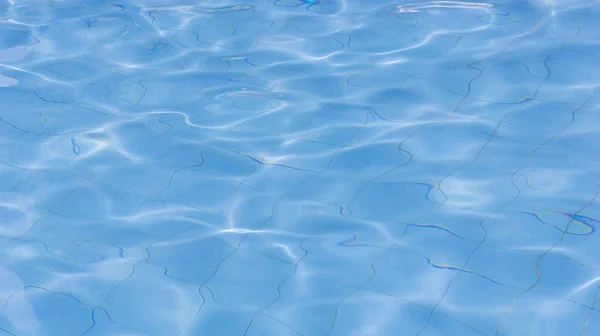 Μπλε πισίνα με ηλιόλουστη αντανακλάσεις — Φωτογραφία Αρχείου