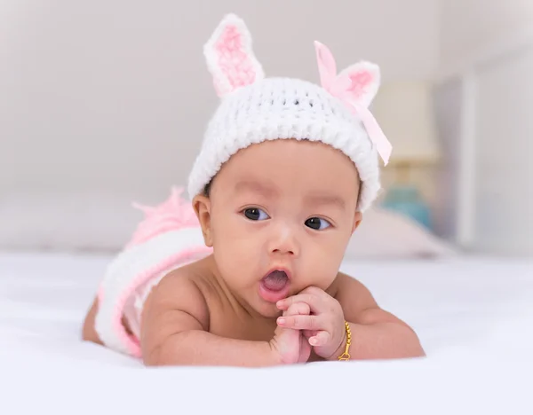 Retrato de bebê recém-nascido bonito menina na cama — Fotografia de Stock