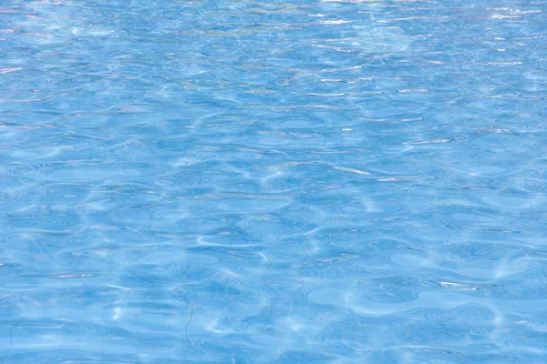 Blå swimmingpool med solrige refleksioner - Stock-foto