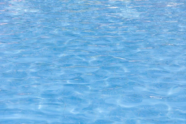 Piscine bleue aux reflets ensoleillés — Photo