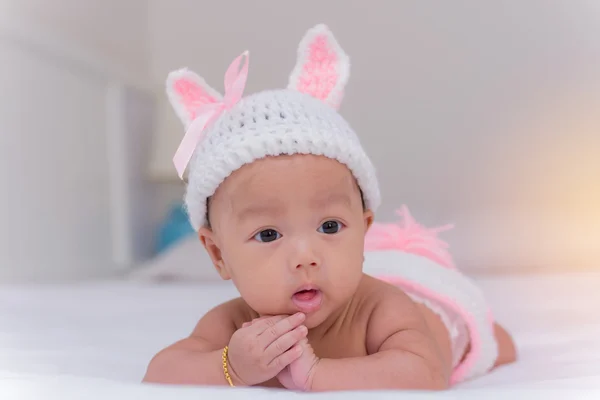 Retrato de bebê recém-nascido bonito menina na cama — Fotografia de Stock