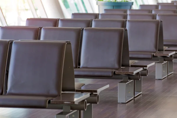 空板凳在机场国际厅 — 图库照片