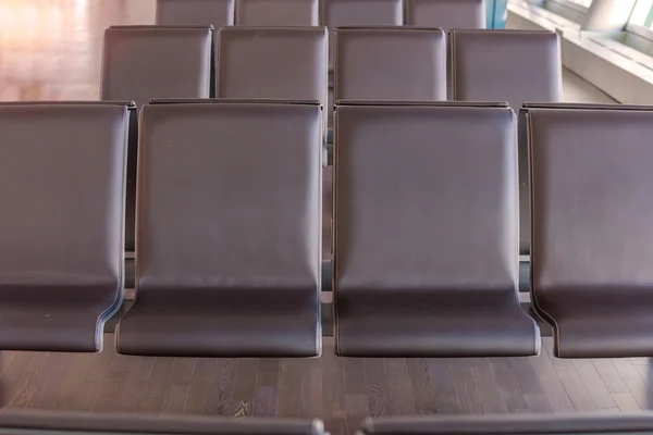 空板凳在机场国际厅 — 图库照片