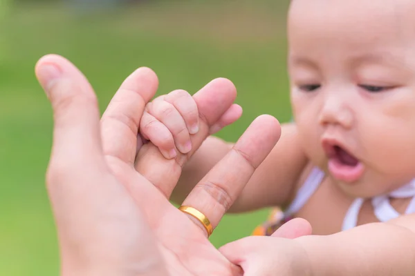 Child holding father's hand at public park outdoor — Stock Photo, Image