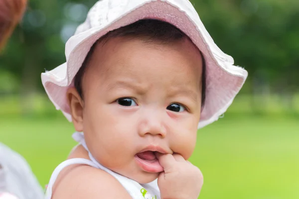 Retrato de maravilha bebê com natureza fundo — Fotografia de Stock