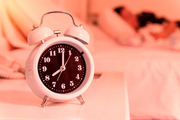 Wecker auf dem Bett im Schlafzimmer im Retro-Stil — Stockfoto