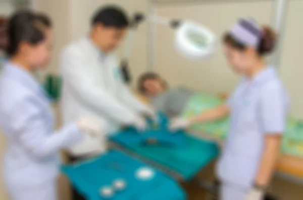 Cerrah ve cerrahi aletlerin operasyonda bulanık — Stok fotoğraf