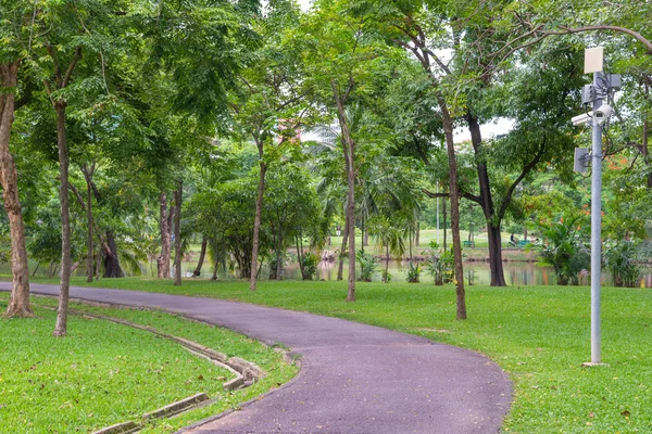 Cámara de seguridad CCTV y vídeo urbano en el parque público — Foto de Stock