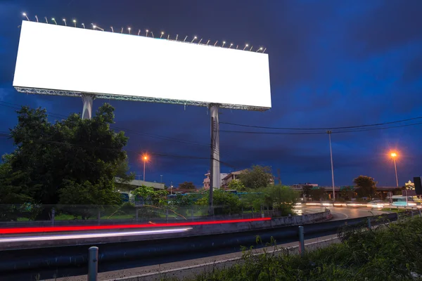 Leere Plakatwand in der Dämmerung bereit für neue Werbung — Stockfoto