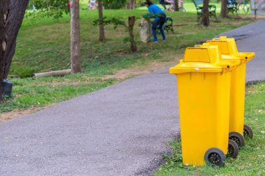 çöp kovaları Parkta yürümek yanında yol