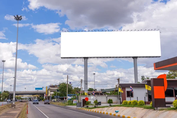 Μεγάλη λευκή πινακίδα έτοιμη για νέα διαφήμιση — Φωτογραφία Αρχείου