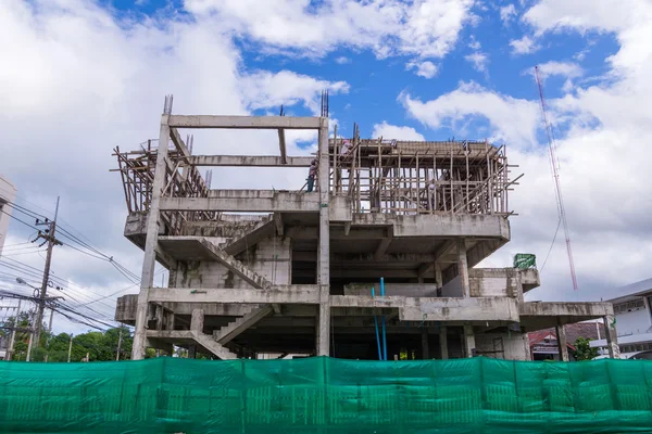 Building construction site in progress against blue sky — Stock Photo, Image