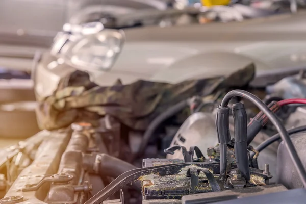 Carica auto con cavi di alimentazione elettrica in officina auto riparazione — Foto Stock