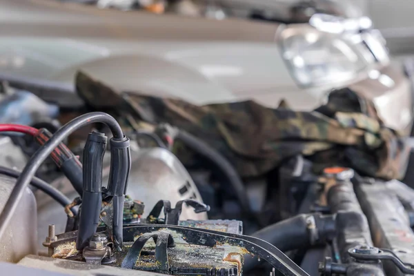 Auto opladen met elektriciteit via kabels van auto reparatiewerkplaats — Stockfoto