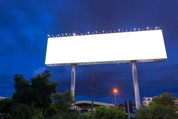 Leere Plakatwand in der Dämmerung bereit für neue Werbung — Stockfoto