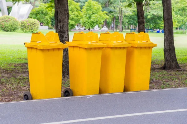 Vuilnisbakken in het park naast de wandeling manier — Stockfoto