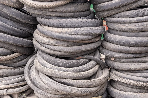 Pile di pneumatici usati per mountain bike — Foto Stock