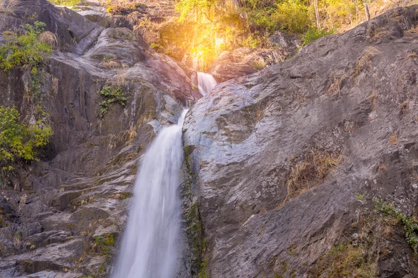 Водопад в джунглях глубокого тропического леса. (Mae Re Wa Waterfalls Moko — стоковое фото