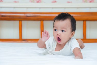 Şirin Bebek kız yatakta portresi