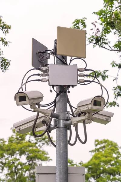 Câmera de CCTV de segurança e vídeo urbano no parque público — Fotografia de Stock