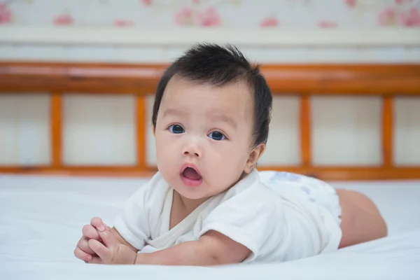 Retrato de bebê recém-nascido bonito menina na cama — Fotografia de Stock