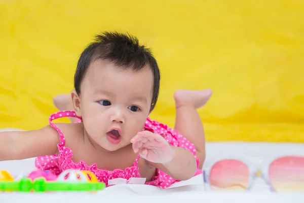 Retrato de bebê bonito menina na cama com brinquedo — Fotografia de Stock