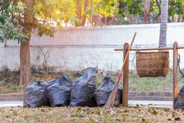 Bolsas de basura y papelera en la acera —  Fotos de Stock