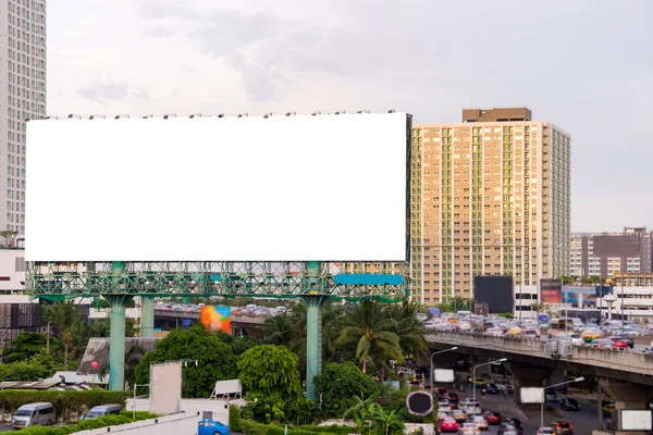 Grande cartellone bianco su strada con sfondo vista città — Foto Stock