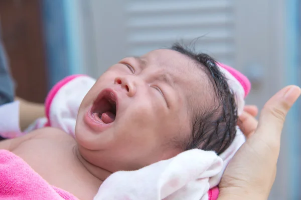 生まれたばかりの赤ちゃん女の子は母親の手で泣いて — ストック写真