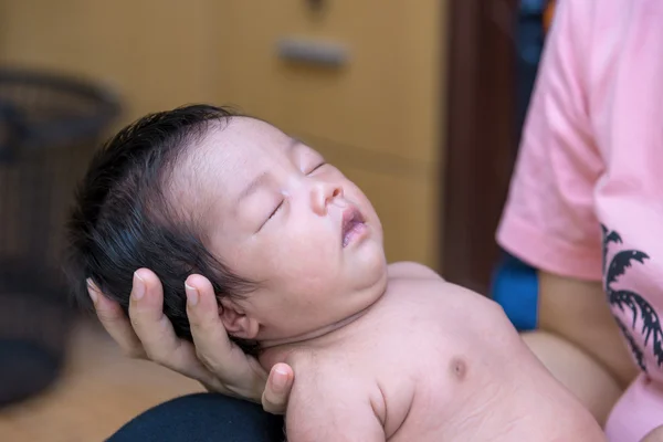 Nyfött barn sova på sidan av mamma — Stockfoto