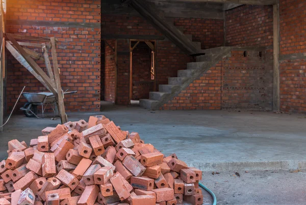 Grupo de tijolos vermelhos Dentro do edifício com construção inacabada — Fotografia de Stock