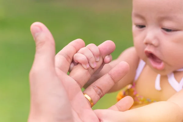 Niño sosteniendo la mano del padre en el parque público al aire libre —  Fotos de Stock