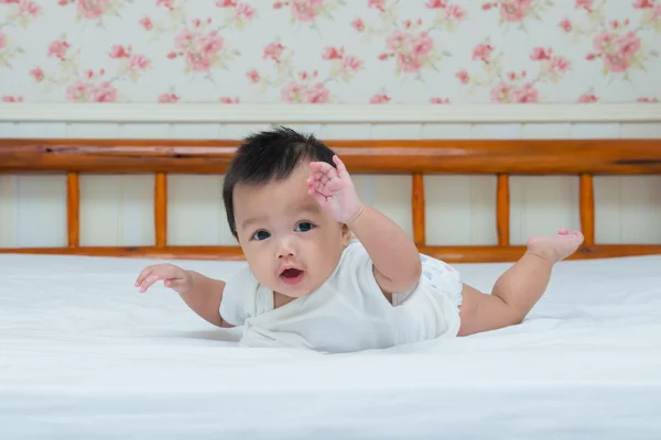 Retrato de bebê bonito menina na cama — Fotografia de Stock