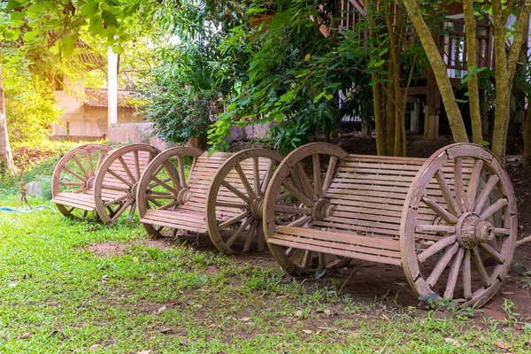 Bancos em grama verde no parque ao ar livre — Fotografia de Stock