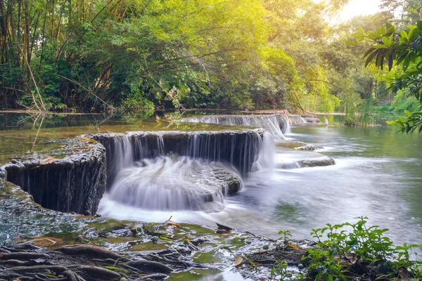 Wasserfall im Regenwald im Nationalpark — Stockfoto