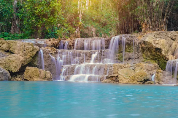 Vízesés esőerdőkben (Tat Kuang Si csodálatos vízesésekkel Luang Béla — Stock Fotó