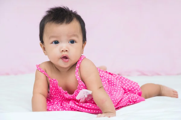 Portret van schattige pasgeboren babymeisje op het bed — Stockfoto