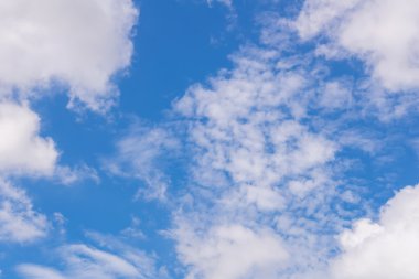 Bulutlu mavi gökyüzü arka plan için doğa