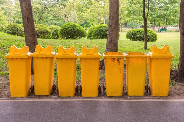 Botes de basura en el parque al lado de la manera de caminar —  Fotos de Stock