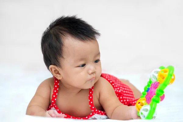 Портрет милої дівчинки з іграшкою ізольовані на білому тлі — стокове фото