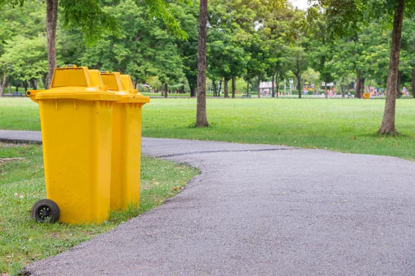 Botes de basura en el parque al lado de la manera de caminar —  Fotos de Stock