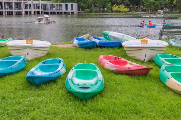 Canoa en un lago en el jardín en el parque público —  Fotos de Stock