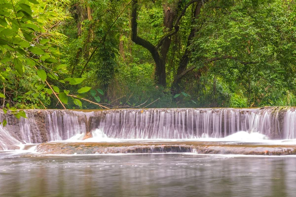 Waterval in het regenwoud in nationaal park — Stockfoto