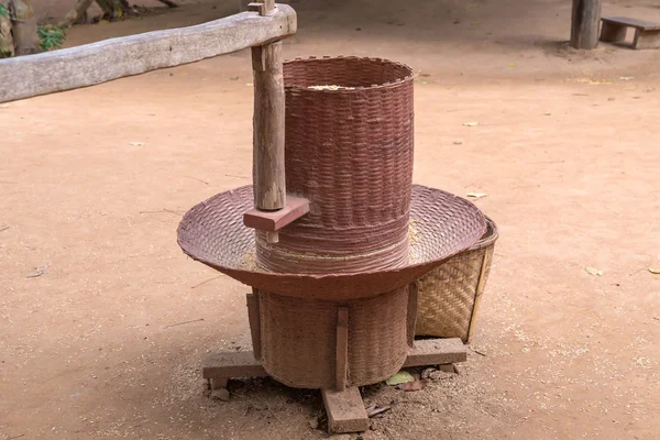 Tradizionale della fresatrice di riso in legno in Thailandia — Foto Stock