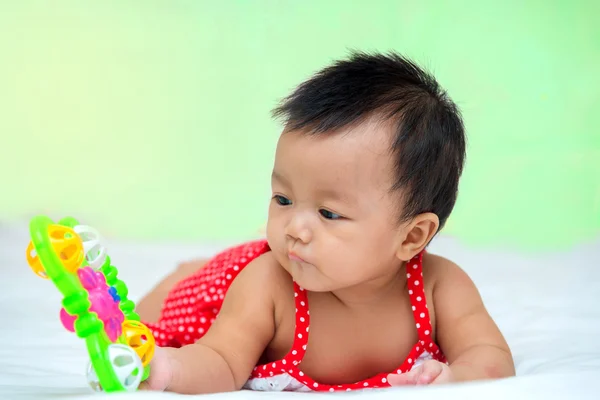 Şirin Bebek kız oyuncakla yatağa portresi — Stok fotoğraf