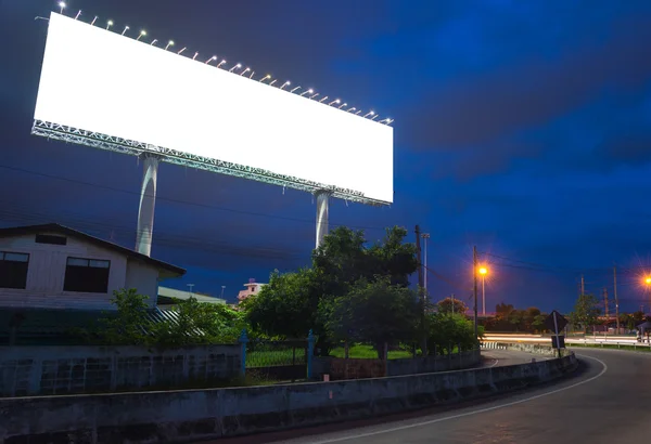 Panneau d'affichage vierge au crépuscule prêt pour la nouvelle publicité — Photo