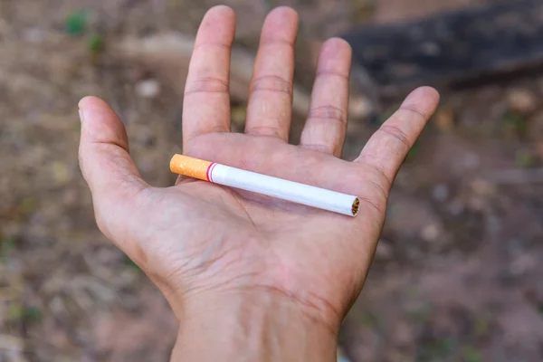 Fumo di sigaretta con primo piano a mano in esterno — Foto Stock