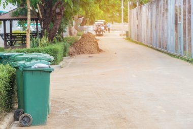 çöp kovaları Parkta yürümek yanında yol