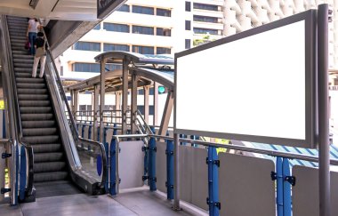 city view geçmişi olan üst geçit üzerinde büyük boş billboard
